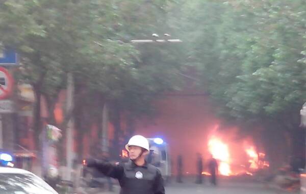 新华社消息，乌鲁木齐今早发生爆炸。图为现场。
