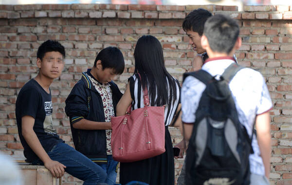 5月25日，北京，网上一则关于“实拍北京朝阳奶西村3男子轮流殴打一少年”的视频引起网友广泛关注，有网友称被打男子已经死亡。据被打男孩小亮(化名)介绍，他今年14岁，正读六年级。三名打人者和他同是奶西村人，均无业。上周三，三人在学校找到他，叫到村边一处空地实施殴打，持续10余分钟。