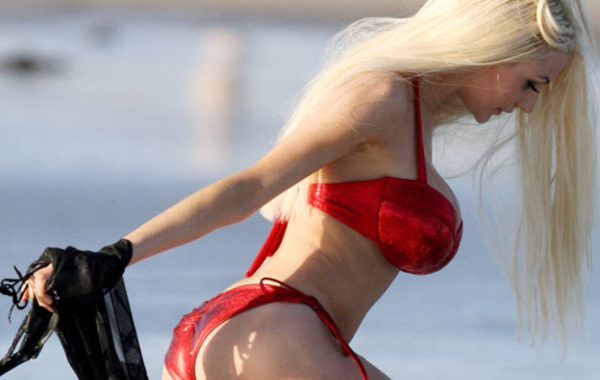 近日，美国嫩模Courtney Stodden在洛杉矶海滩拍摄泳装大片的一组花絮照曝光，比基尼大秀美好身材，性感爆棚。