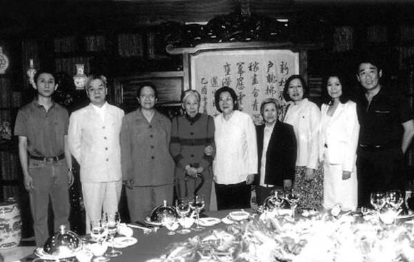 虽然饱经磨难与忧患，但王光美从不怨天尤人，始终秉持乐观宽容的处事品性。客观公正地看待历史，更加宽广地面向未来。她以化解恩怨之心，使毛刘两家后代的来往逐渐密切起来。她说:“我是这两个家庭中唯一的长者了，你们都是我的儿孙，你们一切都好了我才能放心。”（图片来源：凤凰网历史）