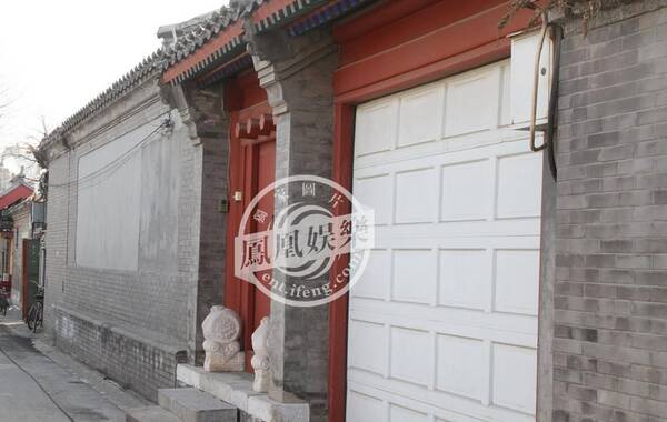 2013年初，周迅在电影《云图》发布会结束后，被凤凰娱乐记者直击驱车前往二环内南锣鼓巷一处四合院过夜，该四合院属于受保护的四合院居民区，最少有13间房，疑似这两年购入的新房产。凤凰娱乐独家拍摄周迅的北京豪宅。