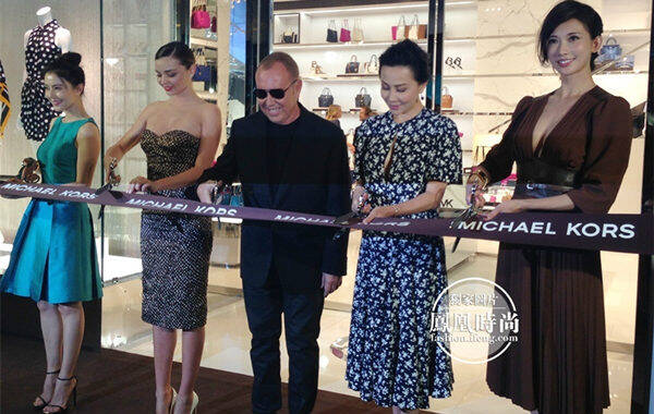 2014年5月8日，上海，众星助阵Michael Kors上海旗舰店开幕，刘嘉玲、林志玲、高圆圆、米兰达-可儿一同剪彩。