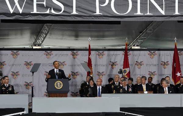 5月28日，即将毕业的学员在美国纽约州的西点军校参加毕业典礼。当日，美国著名军事院校西点军校举行2014届毕业典礼，1064名学员从军校毕业，其中包括186名女子学员，以及11名来自哥伦比亚、哥斯达黎加、约旦、韩国等国的国际学员。美国总统奥巴马出席当天的毕业典礼并发表讲话。西点军校成立于1802年，是美国第一所军事学校，诞生多位将军。 新华社记者王雷摄