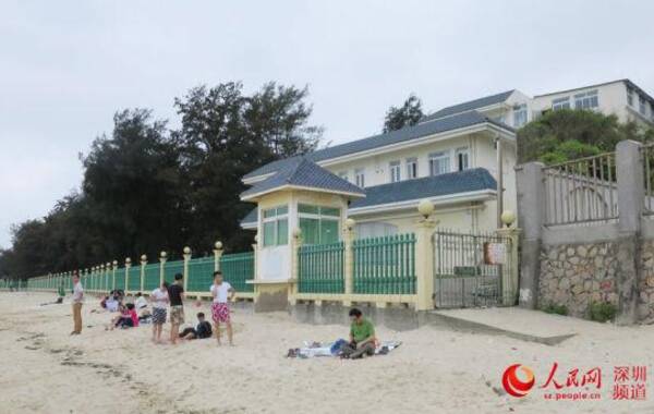 近日，有市民反映，深圳大鹏半岛最美海岸线被政府部门下属的度假村、酒店、培训中心占据，使得本是公共资源的海滩成为少数人的“后花园”。其中，深圳市国税局下属的金水湾度假村为其代表之一。深圳市国税局回应称，该基地为自收自支单位的经营单位，没有占用公共海滩，也没有发现虚开发票的行为。