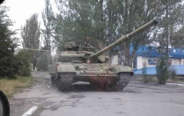 有报道称，疑似三辆T-64坦克从俄罗斯进入乌克兰东部，随后，乌克兰东部民兵组织的两个城市的视频中发现，其反政府武装力量中增加了坦克。对于坦克从俄乌边境进入乌克兰东部的消息，乌克兰总统在12日与普京会谈时表示，不可接受。而俄罗斯方面对于这一消息予以否认。