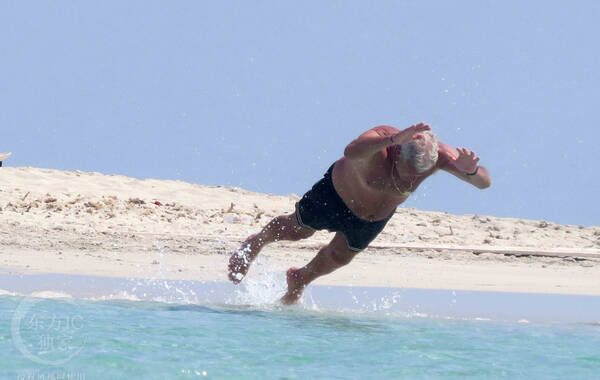 当地时间2014年9月6日，意大利，里皮现身海滩度假，银狐纵身入水身手矫健。