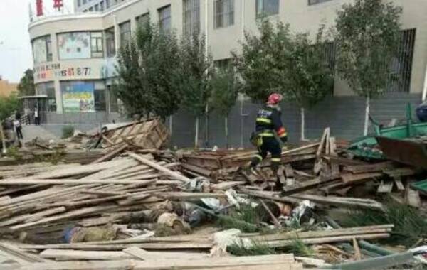 今天早上8点17分左右，河北张家口五一东大街与林园路交叉处发生一起严重车祸。一辆轿车被撞得面目全非，一辆车牌为冀B的挂车完全翻倒，另一辆轿车也受到影响。目前已确定6人受伤、死亡8人。据称，车祸系挂车失控导致。