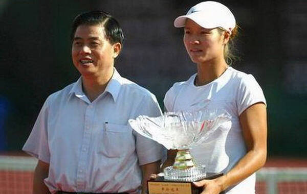 北京时间9月18日，据圈内人士爆料，李娜经纪公司IMG将于9月19日召开新闻会，对外正式宣布中国网坛一姐李娜退役。回顾娜姐网球生涯的高光时刻。图为2004年广州捧生涯首冠。