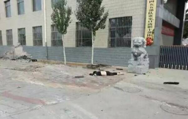 今天早上8点17分左右，河北张家口五一东大街与林园路交叉处发生一起严重车祸。一辆轿车被撞得面目全非，一辆车牌为冀B的挂车完全翻倒，另一辆轿车也受到影响。目前已确定6人受伤、死亡8人。据称，车祸系挂车失控导致。