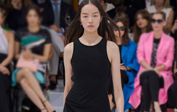 巴黎时间，9月26日，Dior 2015春夏系列发布。本季品牌搬到卢浮宫开秀。迪奥先生用热爱的繁华与建筑风格，星星点点的花朵与镂空营造出一种纯净的纯粹的梦境，超模翩翩而来，上演真正的“卢浮魅影”。图为中国超模孙菲菲。