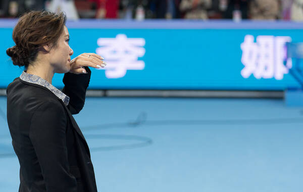 北京时间9月30日晚19:15，全世界网球迷的目光都聚焦在中网的钻石球场，两届大满贯冠军得主李娜选择在这里向球迷进行动情告白，这个夜晚，包括科维托娃、扬科维奇、沃兹尼亚在内的WTA众星以及ATP巨星纳达尔均到场和李娜告别，现场的欢呼声和泪水交织在一起……凤凰体育 向一凡/摄