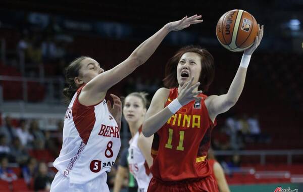 凤凰体育讯 北京时间10月2日凌晨消息，2014年女篮世锦赛在土耳其进入复赛阶段角逐。中国女篮在最多落后14分的情况下，末节上演大逆转。最终，中国队经过四节较量以72-67战胜白俄罗斯女篮，跻身八强。这是中国女篮自2002年之后，近3届女篮世锦赛首次闯入8强！根据赛程安排，北京时间10月4日凌晨，中国队将在1/4决赛对阵西班牙女篮。图为程凤上篮。