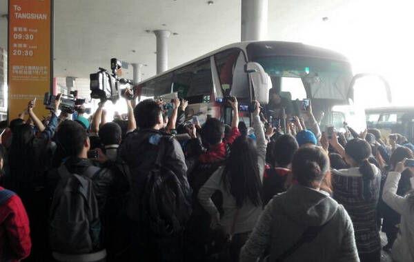 梅西内马尔等抵达机场视频:球迷疯狂呼唤偶像