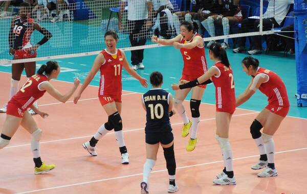 凤凰体育讯 北京时间10月5日凌晨消息，女排世锦赛继续进行复赛阶段的争夺，中国女排经过苦战，最终以3-2（25-19、25-19、22-25、20-25、15-10）击败多米尼加队，豪取8连胜，继续保持不败，并打破了对手的不败金身。由此提升复赛成绩为六战全胜积16分。