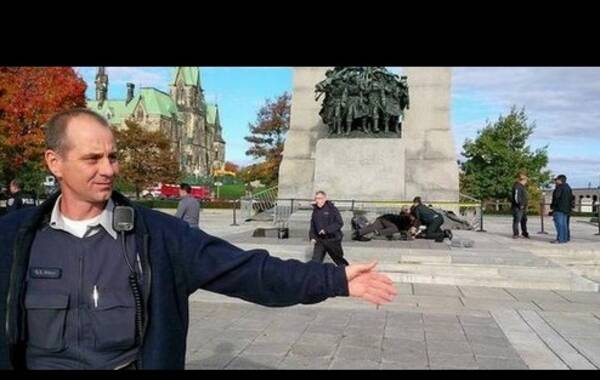 加拿大传媒周三报道，首都渥太华国会大楼附近的战争纪念碑发生枪击，一名士兵受伤。警方紧急封锁国会大楼搜捕枪手，及派警队特种部队戒备。图为警員在戰爭紀念碑的槍擊現場把守。