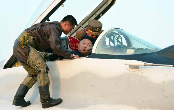 當地時間2014年10月30日，據朝中社報道，朝鮮最高領導人金正恩指導朝鮮人民軍航空與防空軍戰鬥飛行員進行了檢查飛行訓練，還親自坐進駕駛艙，了解戰鬥技術數據。 
