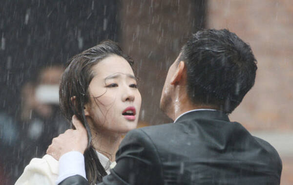 2014年10月27日，电影《露水红颜》曝光一组剧照，刘亦菲与王学兵在雨中“湿身”热吻，上演激情一幕。