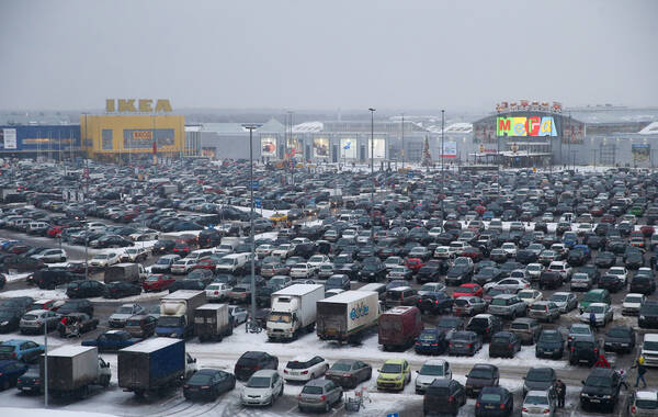 当地时间2014年13至15日，俄罗斯莫斯科，民众在超市和商场购物。12月15日消息，俄罗斯卢布兑美元汇率暴跌13%。莫斯科居民表示，当地人都在疯狂扫货，一周来肉类蔬菜等价格上涨约20%，街头未发生骚乱，当地居民称“习惯了”。图中俄罗斯莫斯科，Mega商场的停车场里停满了车辆。