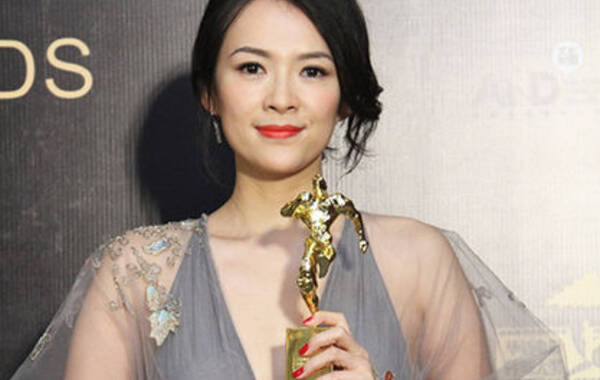 2014年10月11日，北京，第14届华语电影传媒大奖举行。章子怡凭借《一代宗师》“宫二”一角获得第12座影后奖杯。 