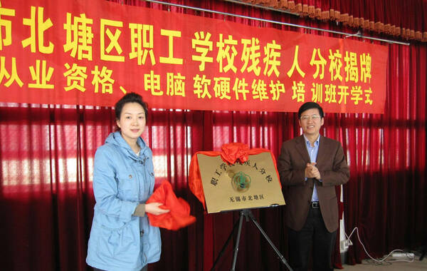 京落马书记情妇被指是白富美:艺术出身 家教好