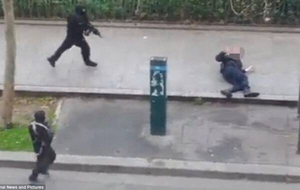 当地时间2015年1月7日，法国巴黎，一伙武装人员闯入法国讽刺漫画杂志《查理周刊》(Charlie Hebdo)位于巴黎的总部，武装人员开枪射击，造成12人死亡，20人受伤，其中至少4人重伤。目前警方已经确认，死者中包括一名记者和两名警员。而枪手依然在逃。法国内政部长表示，安全部队正在追缉三名枪手。