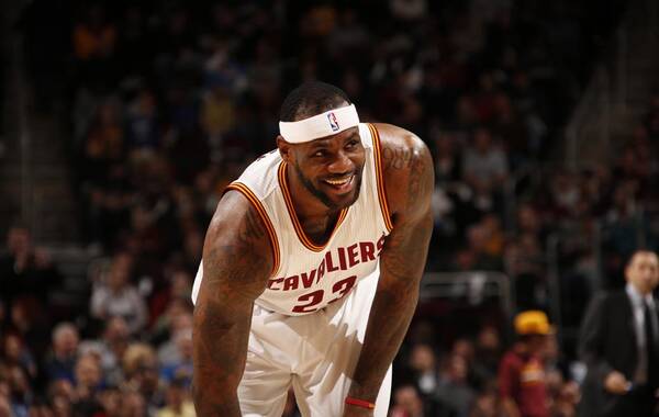 凤凰体育讯 北京时间1月20日，NBA常规赛继续进行，回到主场的骑士队108-94击败公牛队，取得3连胜。骑士队5名先发球员全部得分上双，詹姆斯26分5篮板4助攻，乐福16分12篮板，欧文18分12助攻，莫兹戈夫15分15篮板，JR-史密斯20分；公牛队诺阿和邓利维休战，罗斯18分2助攻，巴特勒20分7篮板，加索尔11分11篮板，布鲁克斯16分。图为詹姆斯心情不错。