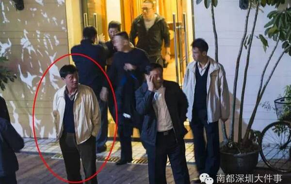 据南都网，深圳警界多名官员酒楼吃娃娃鱼，被市民指违反中央“八项规定”。28人参与该饭局，不过，事发后据称当事人自掏腰包买单。南都记者暗访后亮明身份，遭赴宴官员殴打，并抢走相机、手机。图中身穿黄色夹克的中年男子(圈内)即殴打南都记者陈乐伟的嫌疑人，市技侦支队退休官员王鹰航。