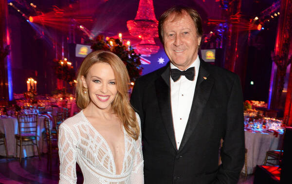 伦敦当地时间1月24日，凯莉-米洛（Kylie Minogue）获封度澳洲年度人物（Australian of the Year）。现年46岁的凯莉-米洛身穿白色透视裙性感十足，胸露雪乳对镜露迷人微笑宛如女神。	