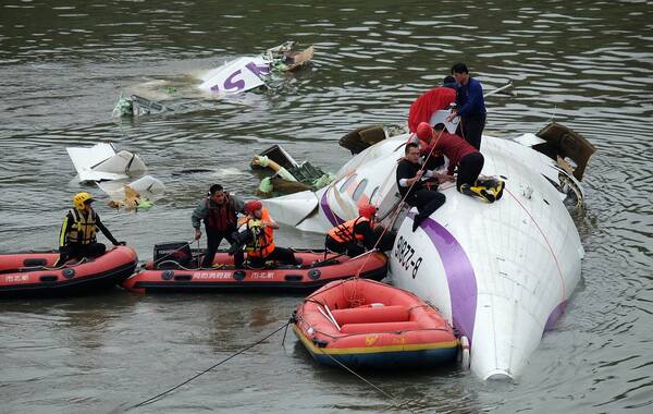 2015年2月4日，新北市，救援現場。台灣複興航空一架輕型民航機當天擦撞大橋後墜落基隆河。據新華社最新消息，機上共有58人，載有31名大陸觀光客。