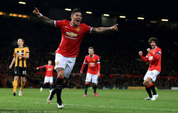 凤凰体育讯 北京时间2月4日凌晨3点45分(英国当地时间3日19点45分)，2014/15赛季英格兰足总杯第4轮重赛一场焦点战在老特拉福德球场展开角逐，最终曼联主场3-0剑桥联。上半时，费莱尼助攻马塔破门，随后范佩西助攻罗霍打进在曼联的处子球。下半时，红魔小将威尔逊替补建功。最终，曼联3-0完胜。