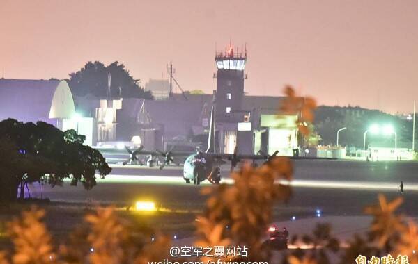 4月2日晚8点半，美国空军一架C-130降落台南机场，运来了一台F404替换发动机和几名机械师。(空军之翼)