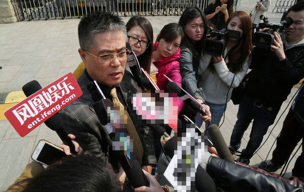 凤凰娱乐讯 2015年4月8日，琼瑶诉于正抄袭案二审在北京高院公开审理。于正认为，一审判决认定事实不清，证据不足，适用法律不当，审理程序存在问题。图为于正代理律师接受媒体记者采访。
