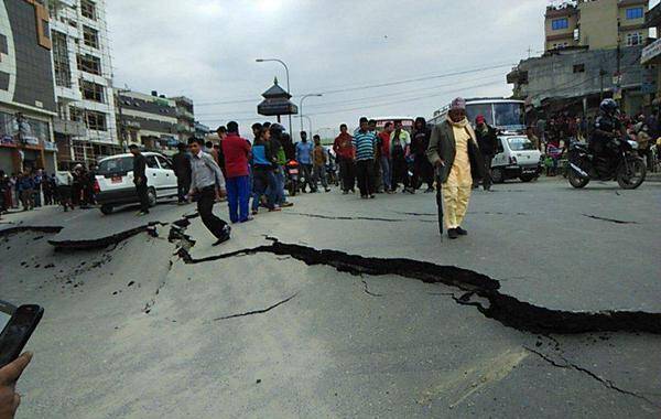 据@中国地震台网速报 报道，2015年4月25日14时11分在尼泊尔（北纬28.2度，东经84.7度）发生8.1级地震，震源深度20千米。西藏地区震感明显。记者在尼泊尔首都加德满都感受到强烈地震，当时记者正在就餐，在跑出楼房时，身边一堵墙被震塌，周围大批居民奔跑到空旷地带。手机信号中断，记者发稿时震感仍在持续，附近一家中资企业的有线网络尚未中断。