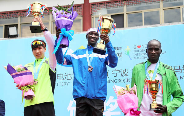 2015年4月26日，宁波九龙湖国际半程马拉松赛在宁波镇海开跑。中国选手分别获得了男女组的第二名。马拉松冠军孙英杰也来参与了本次比赛。图文男子组颁奖。（通讯员 汤越/摄）