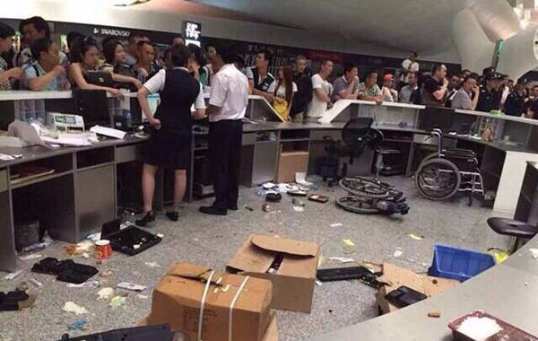 2015年5月16日，网曝深圳宝安机场因大面积航班延误，出现乘客在机场打砸的情况。