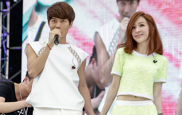 吴克群办新歌演唱会 王心凌惊喜现身合唱《你