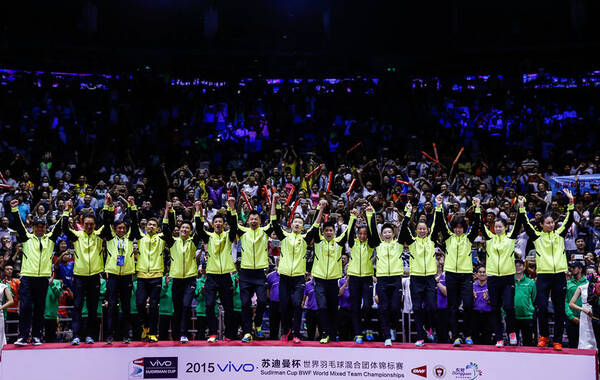 5月17日，中国羽毛球队在苏迪曼杯决赛中3-0战胜日本队，豪夺六连冠；图为颁奖仪式。