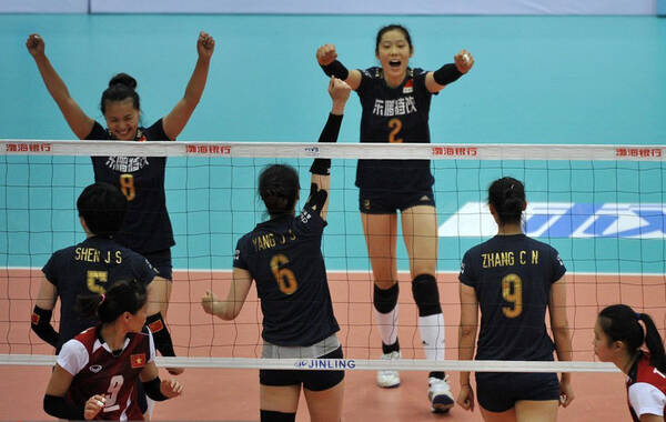 凤凰体育讯 北京时间5月24日，2015年女排亚锦赛今天展开复赛的争夺。八强E组的比赛中，中国队迎战越南队。最终中国队火力全开，全场比赛没有给对手任何机会，以3-0击败对手，取得5连胜。三局比分均是25-11。中国女排在1/4决赛中的对手将是排名F组第四的哈萨克斯坦。