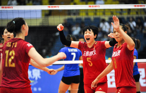 凤凰体育讯 北京时间5月27日消息，2015女排亚锦赛进入半决赛的争夺，中国女排迎来卫冕冠军泰国队，最终中国队在先丢一局的情况下，连扳3局以3-1力克对手，艰难完成复仇。四局比分分别是22-25、25-22、25-10和25-23。中国队时隔4年进入决赛，将对阵韩国与中华台北之间的胜者。