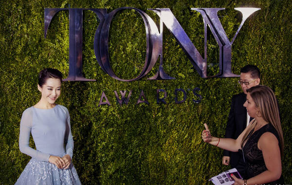 当地时间6月7日，纽约，2015托尼奖颁奖礼举行。46岁许晴身穿淡蓝色纱裙亮相红毯，成为首位踏上托尼奖红毯的中国女星。