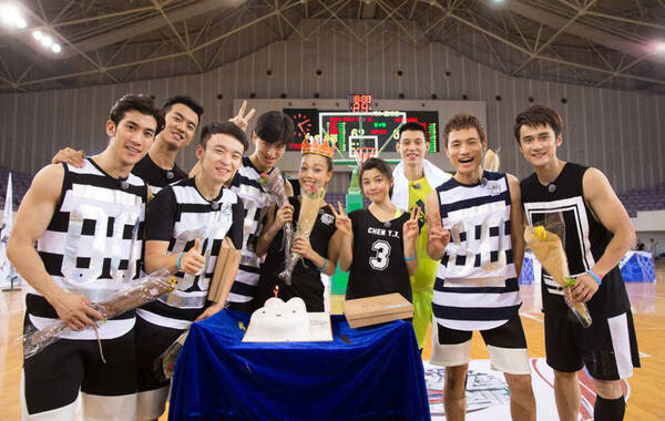 2015年6月22日下午，东方卫视《报告！教练》在国家奥体中心展录制。当天，NBA球星林书豪献上了自己的内地荧屏首秀，现场担任教练，带领陈妍希、李治廷、容祖儿、耿乐、金大川、董子健驰骋赛场，节目现场录制欢乐多多，林书豪频频握手打招呼变身“礼貌先生”，李治廷、容祖儿场内抢球打闹不断，蒋劲夫、陈妍希也变身亲密小伙伴，互动连连。图为当日众星为容祖儿庆生。