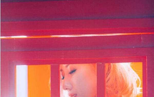 泳儿变身金发<em>鬼妹</em>拍摄《Hello》MV 画面吸睛令