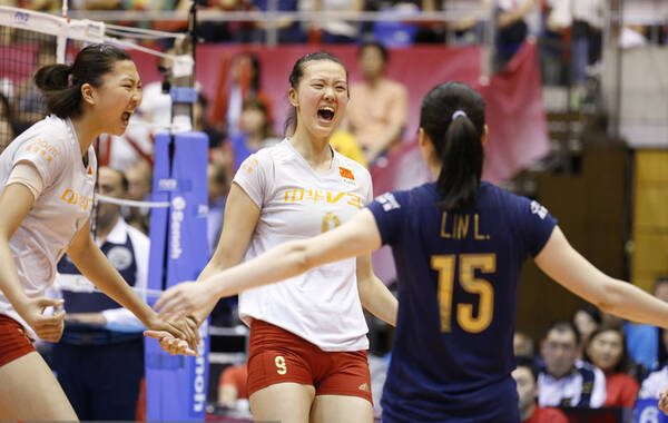  北京时间7月12日下午，2015年世界女排大奖赛日本埼玉站的比赛继续进行，最终，中国队3-1击败日本队，四局比分分别是25-11、21-25、25-15、25-17。下一站大奖赛将在中国香港进行，中国女排将会和世界第一的美国队交锋。中国女排庆祝得分。