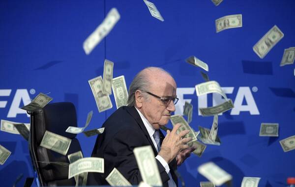 据武汉晚报报道，2015年7月20日，国际足联在瑞士苏黎世举行召开新闻发布会，确定将在2016年2月26日重新进行主席选举，不过发布会被一段插曲打断，英国喜剧演员李·尼尔森冲进会场，并向布拉特挥洒钞票，讽刺国际足联的腐败行径。