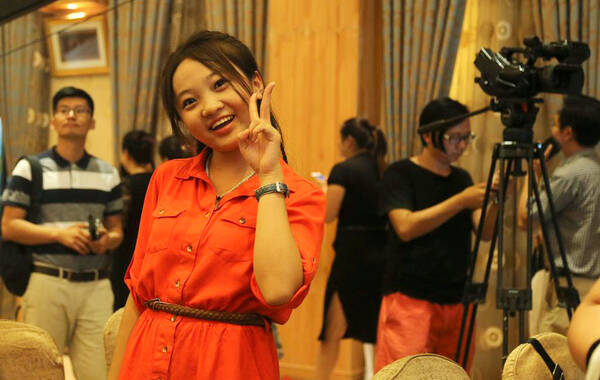 2015年07月23日，北京，央视首档中外教育真人秀《青春季》举行开播首映仪式。林妙可身穿红色短裙清纯亮相，并登台献唱。今年已16岁的林妙可褪去了稚气，成熟了许多。