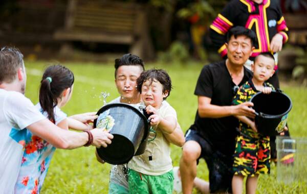 《爸爸去哪儿》空降云南傣寨 萌娃学礼仪感恩父母_凤凰娱乐