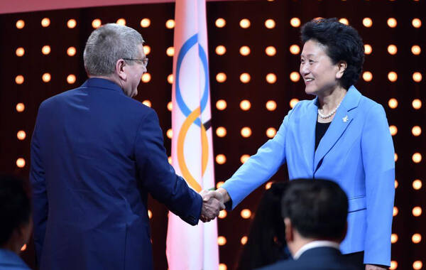 2015年7月31日，马来西亚，国际奥委会第128次全会将在马来西亚吉隆坡继续举行，中国代表团完成了申请2022年冬奥会的陈述。图为中国陈述团进场时，刘延东与巴赫握手。