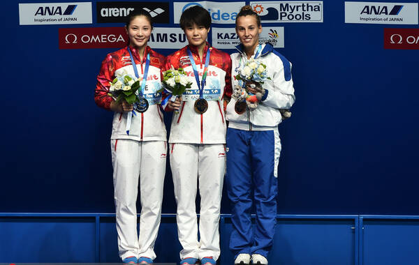 北京时间8月2日，2015年世界游泳锦标赛跳水比赛在俄罗斯喀山展开第九日角逐。在女子3米跳板决赛中，中国选手施廷懋，表现稳定自始至终领先，最终以383.55分夺得个人在世锦赛上的第4枚金牌，同时也是首次在女子个人3米板项目上折桂，中国跳水队在本届世锦赛上的金牌数也因此来到8枚。卫冕冠军何姿落后施廷懋6.10分，以总分377.45摘得银牌，这意味着中国跳水队在最近三届世锦赛上都成功包揽了该项目的金银牌。