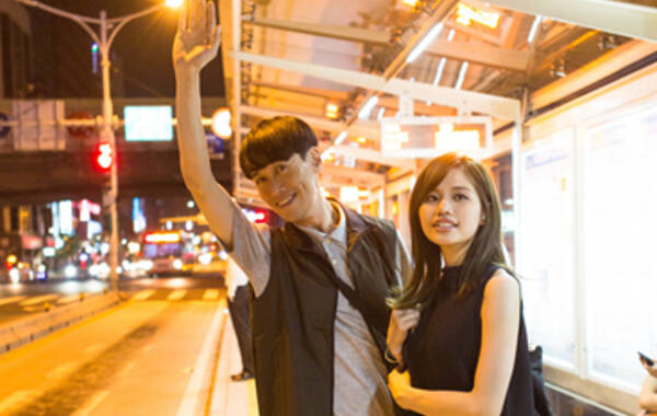 福茂”孤独女声”吴汶芳首张全创作专辑《汶乱，却美好着》将于9月3日发行，首波主打歌、同时也是她的创作成名曲《孤独的总和》更是成绩亮眼，先前在大陆电视剧《何以笙箫默》、台湾偶像剧《爱的生存之道》插曲大获好评，数位总点击超过700万次，光是官方歌词版MV在YouTube点阅就突破200万，清澈而柔亮的嗓音，成为2015年网友争相询问期待之声！