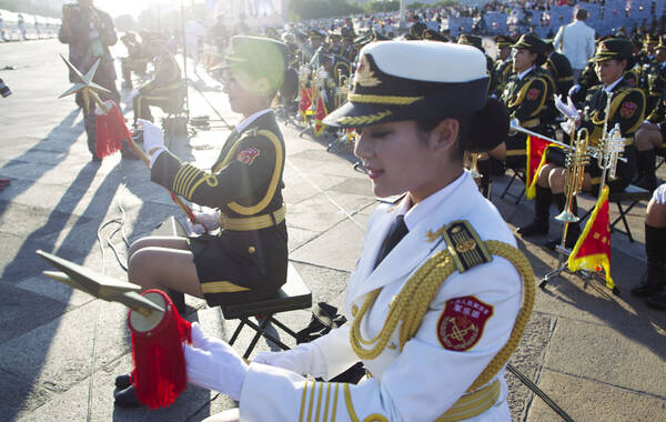 9月3日上午，纪念中国人民抗日战争暨世界反法西斯战争胜利70周年大会在北京隆重举行。而这次盛大的阅兵活动中，女兵的出现增添了一抹靓丽色彩。图为9月3日晨，在北京天安门广场前，联合军乐团整装待发。
